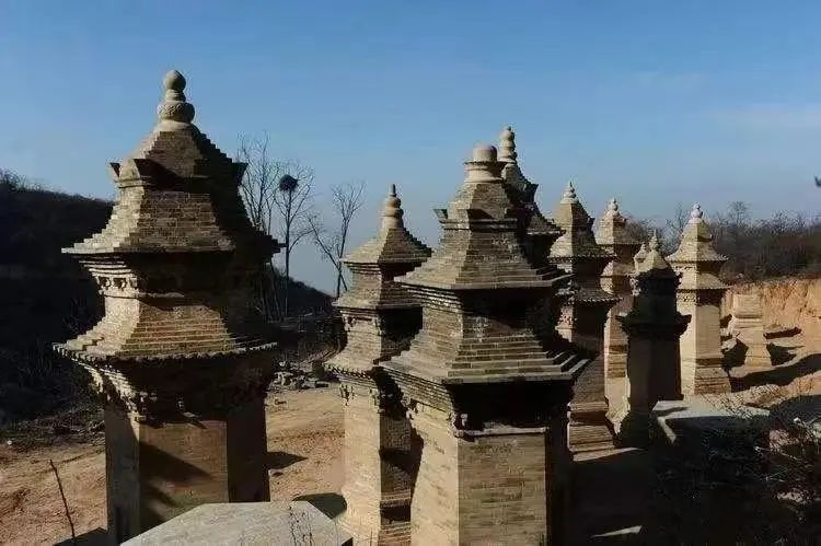 栖岩寺塔群初名灵居寺