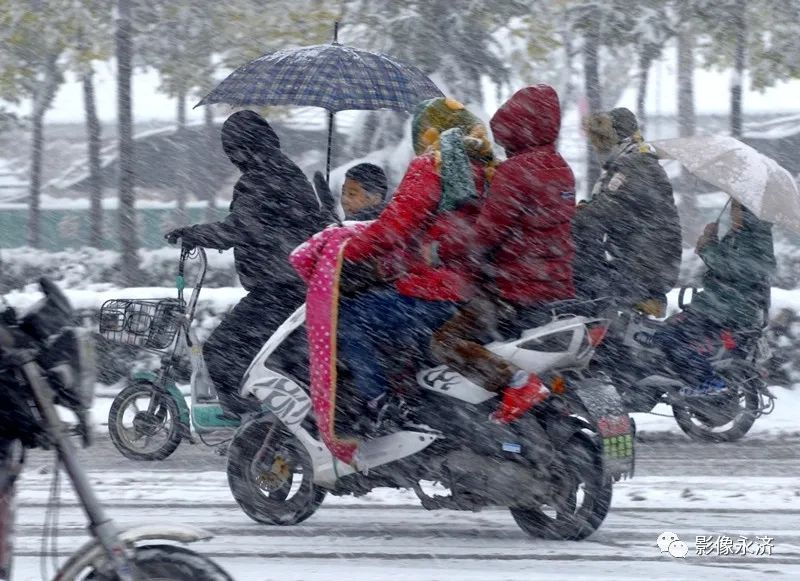 大雪中接学生放学_永济影像