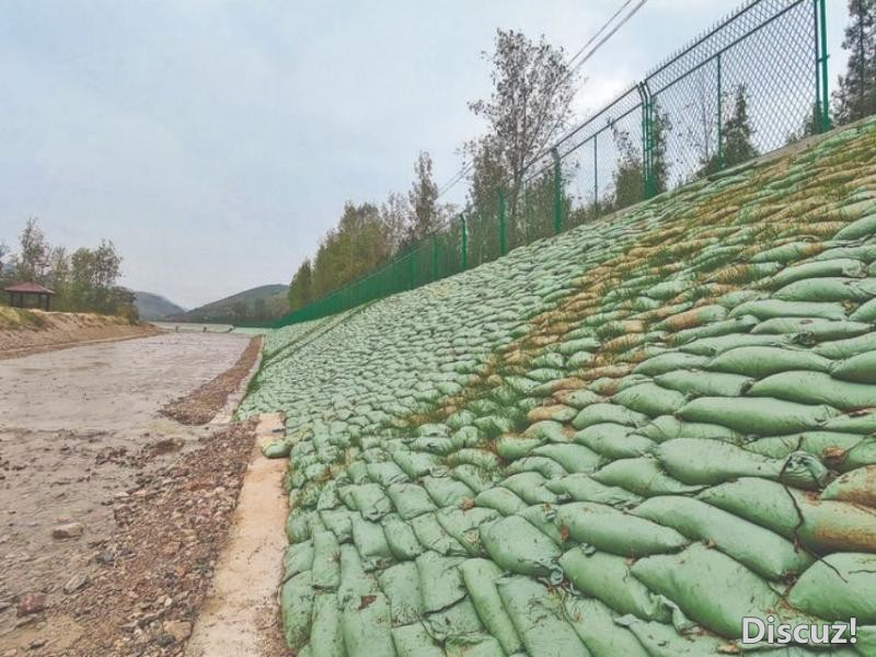 白沙河源头大庙村涌出一汪清泉