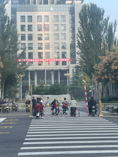 【建议】 加宽河东东街税务局门口斑马线通道路桩距离