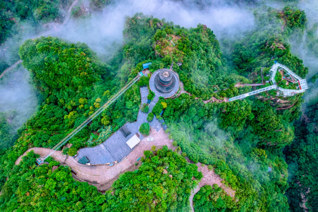 浮雾带雨绕翠峰奇_望仙大峡谷