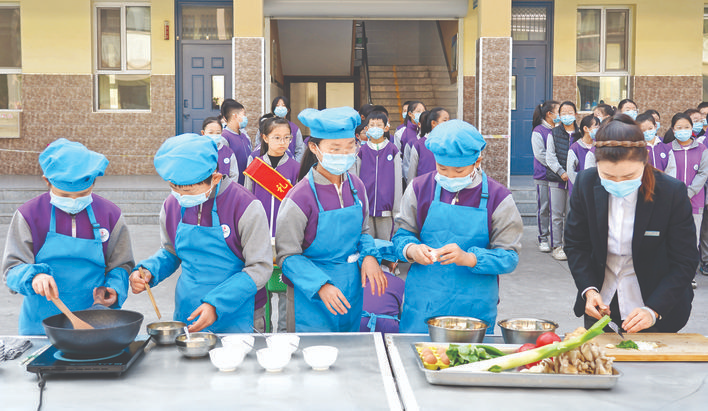 稷山东街小学厨艺大比拼比赛洗菜、切菜、热油