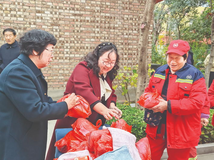 麦来少年宫50份爱心物品 捐赠环卫工