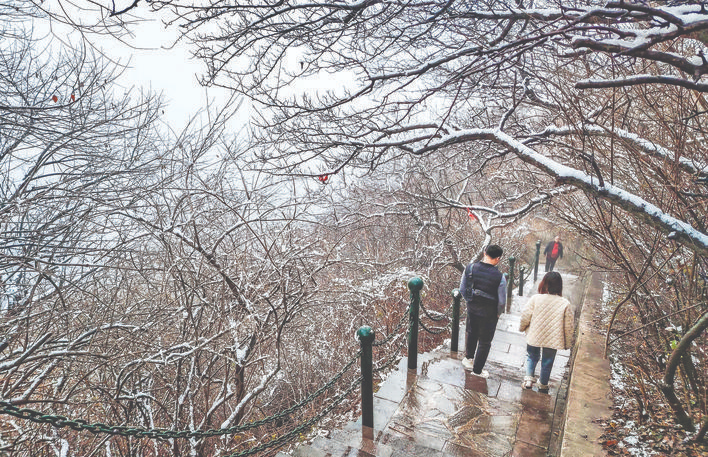 中条山上出现今冬首次降雪