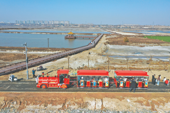 盐湖观光路线推出观光小火车