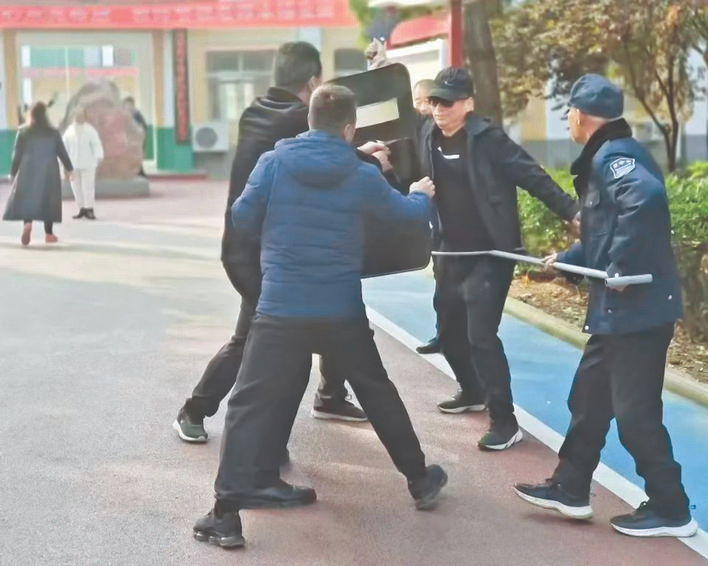 安保人员防暴演练在运城市各县区校园展开