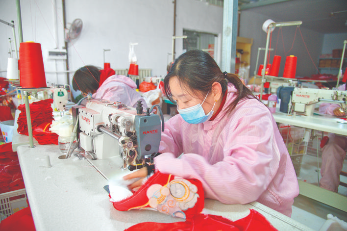 鑫昌达手工制品带动万荣零工经济