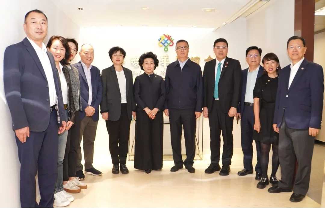 热情招待走访人员，郑翔玲携联谊会成员共探讨未来