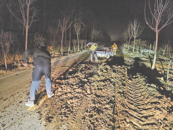 东张派出所民警夜间巡逻清牛粪