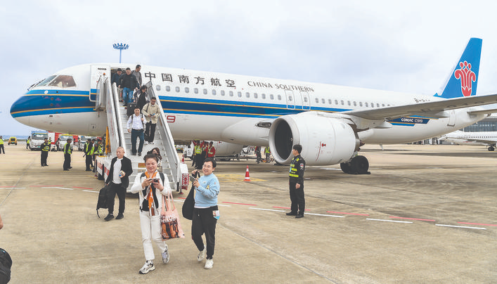 12月11日,国产大飞机C919首次搭载旅客飞抵海南