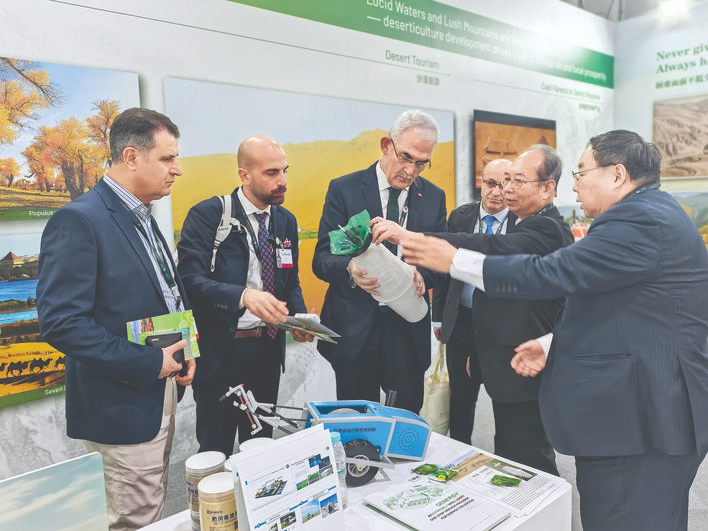 运城市赵树海在沙特做《“树葆”在荒漠化防治中的应用》报告