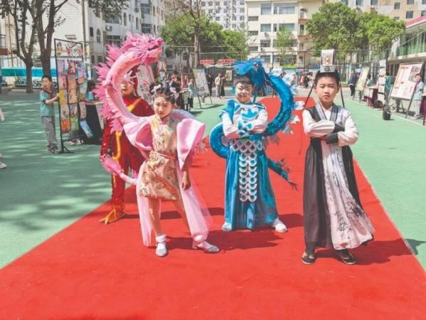人民路学校举办“文学人物秀”