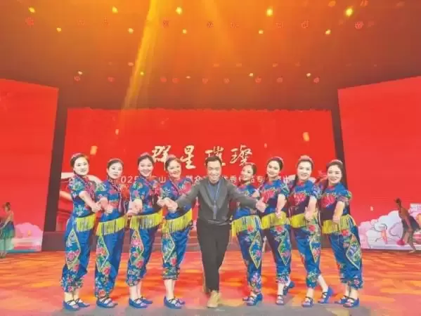 舞蹈教学迷倒学员，“华子大叔”董少华粉丝破493.8万