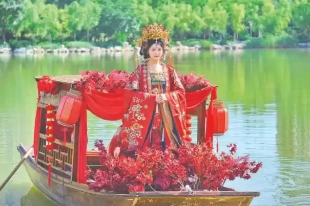 唐制水上婚礼MV在天逸公园拍摄完成