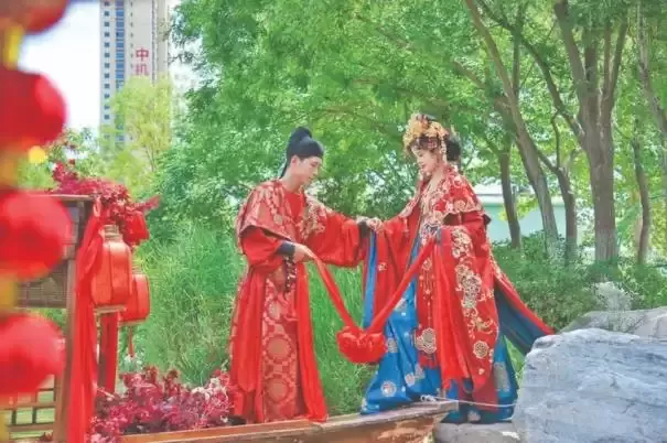 唐制水上婚礼MV在天逸公园拍摄完成