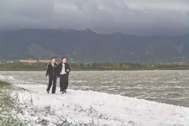 运城盐湖现“秋日雪景”奇观   大风催生白色泡沫引游客打卡