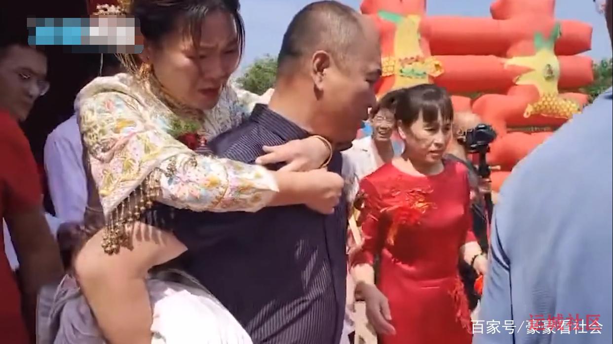 再走,往前走,让爸多背一会儿 再走,往前走,让爸多背一会儿